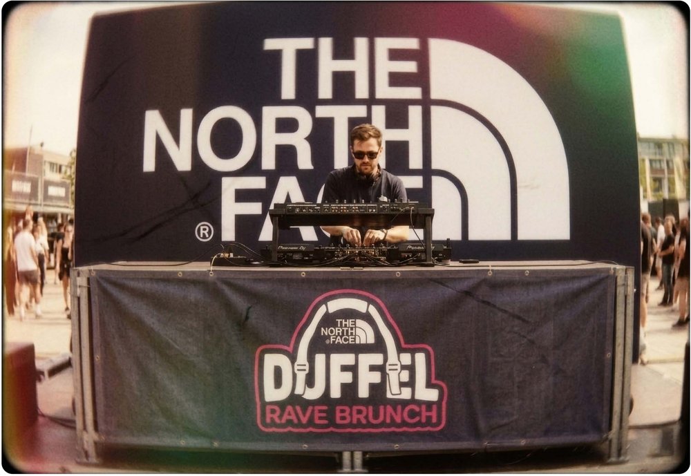 Dj booth con grafica evento